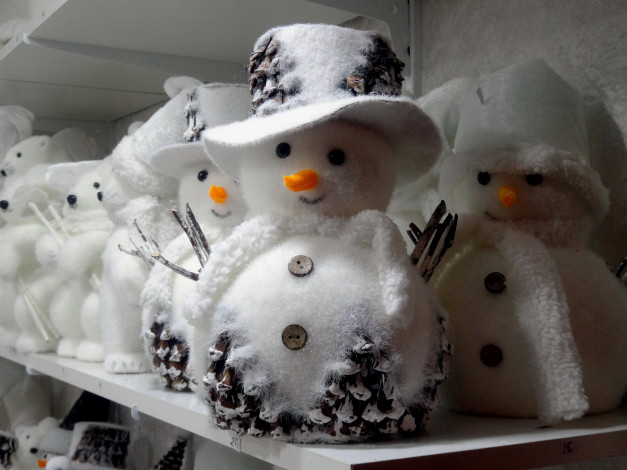 Обои картинки фото праздничные, снеговики, шляпы, пуговицы