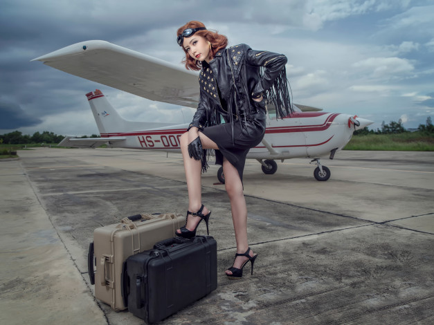 Обои картинки фото девушки, -unsort , азиатки, девушка, самолёт, ножки, чемоданы