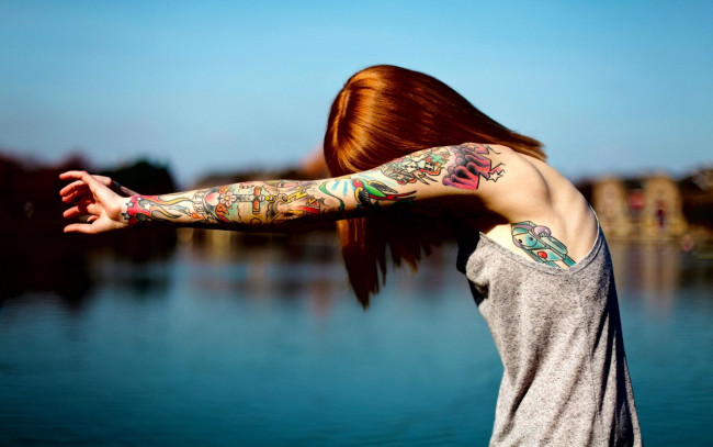 Обои картинки фото девушки, -unsort , рыжеволосые и другие, рыжая, озеро, татуировки, майка