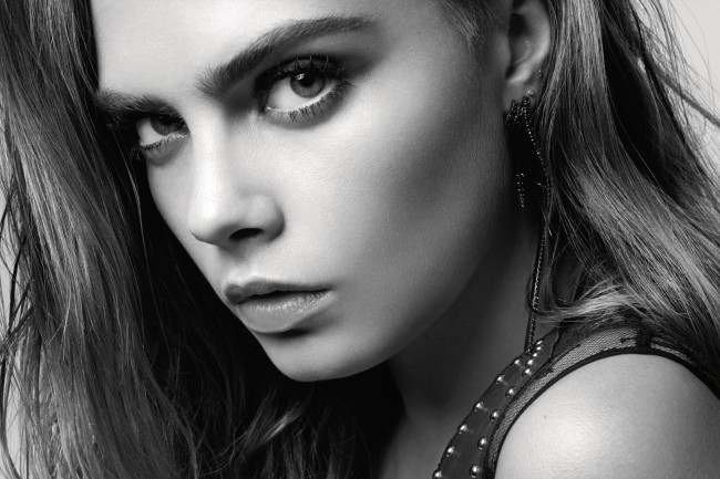 Обои картинки фото девушки, cara delevingne, взгляд, серьги, черно-белая, лицо, модель, кара, делевинь