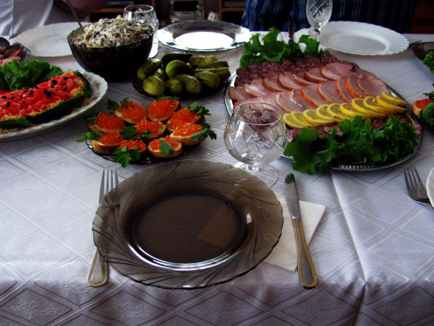 Обои картинки фото еда, сервировка, колбаса, нарезка, икра, салат