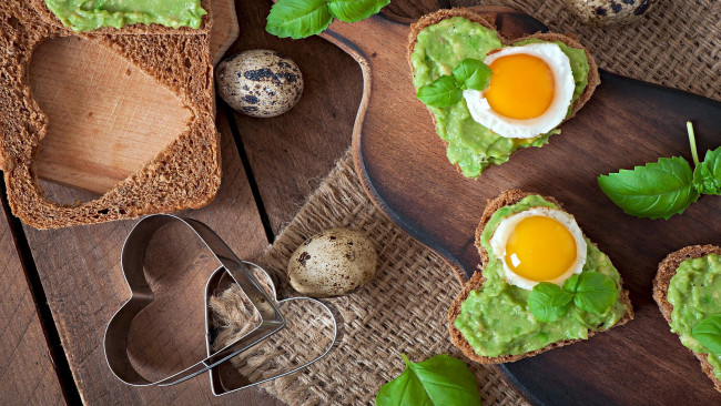 Обои картинки фото еда, Яичные блюда, базилик, яйца, хлеб