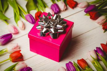 обоя праздничные, подарки и коробочки, цветы, тюльпаны, бант, подарок, коробка