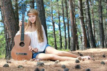 Картинка marianna+merkulova девушки marianna merkulova красавица красотка блондинка модель девушка шишки сосны взгляд макияж поза гитара лес