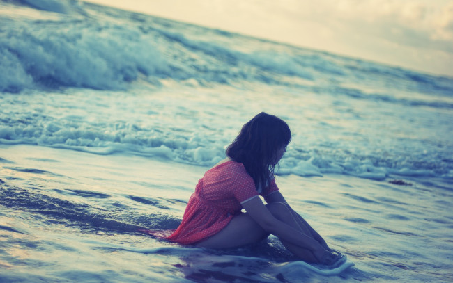Обои картинки фото девушки, - брюнетки,  шатенки, платье, берег, волны, море