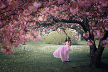 Картинка девушки -+брюнетки +шатенки весна сад цветущее дерево брюнетка качели розовое платье