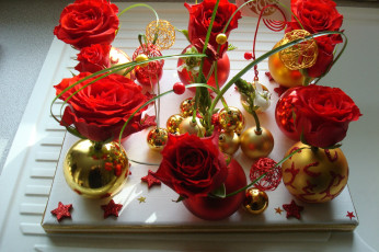 обоя праздничные, шарики, розы, красный
