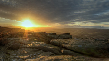 Картинка природа восходы закаты свет лучи солнце горизонт плато камни тучи
