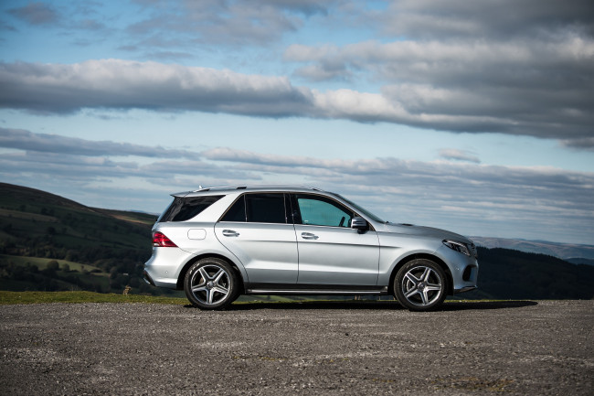 Обои картинки фото автомобили, mercedes-benz, 2015г, w166, uk-spec, amg, line, 4matic, gle, 500, e