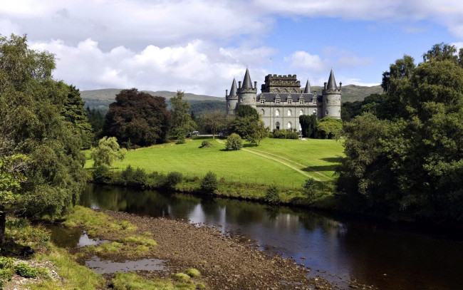 Обои картинки фото города, замок инверари , шотландия,  англия, река, деревья, замок, башни