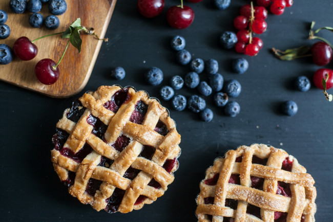 Обои картинки фото еда, пироги, доска, ягоды, вишни, черника, смородина, кексы