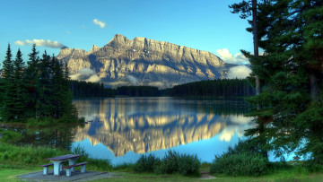 Картинка природа реки озера озеро красота вода пейзаж лавочка вид лес горы отражение небо