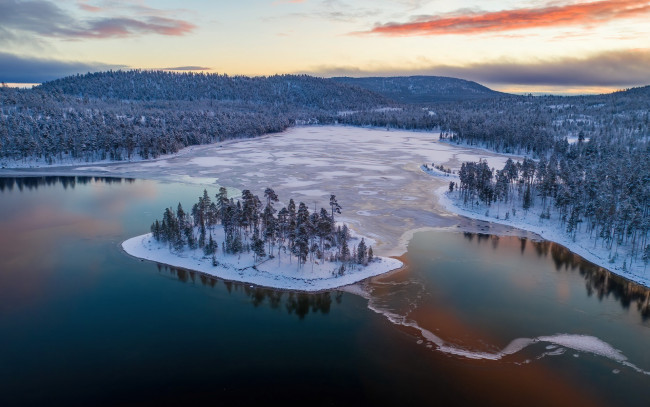 Обои картинки фото природа, зима, лапландия, снег, лес, вечер, закат, лед, на, озере, финляндия