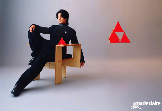 Обои картинки фото мужчины, xiao zhan, актер, костюм, пирамида, кресло