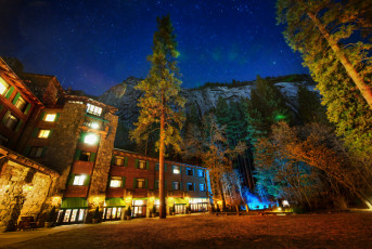 Картинка города здания дома ночь отель калифорния небо звёзды деревья скалы