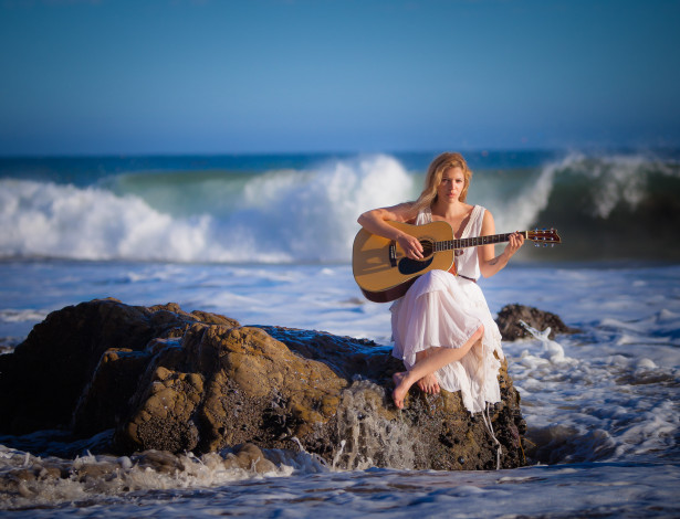 Обои картинки фото -Unsort Блондинки, девушки, unsort, блондинки, камни, гитара, волна, море