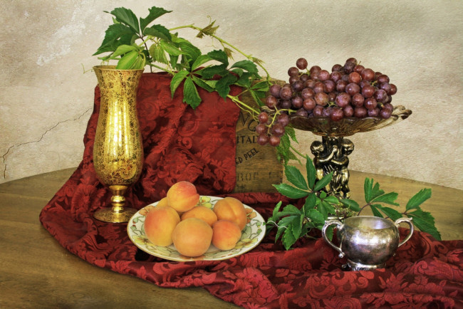Обои картинки фото еда, натюрморт, абрикосы, виноград, вазы