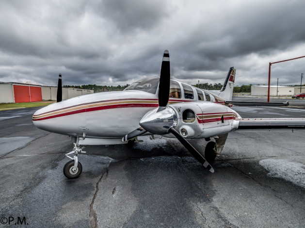 Обои картинки фото beechcraft baron 58, авиация, пассажирские самолёты, аэродром, стоянка, самолет