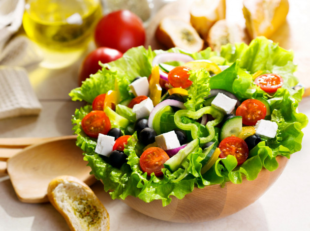 Обои картинки фото еда, салаты,  закуски, черри, салат, сыр, маслины, перец