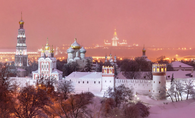 Обои картинки фото новодевичий монастырь,  москва, города, москва , россия, небо, закат, купола, храмы, высотка, деревья, снег, стена