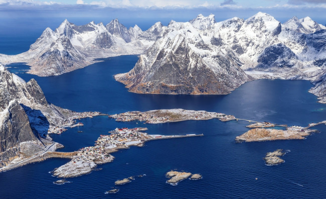 Обои картинки фото рейне,  лофотенские острова,  норвегия, природа, побережье, скалы, снег, море, острова