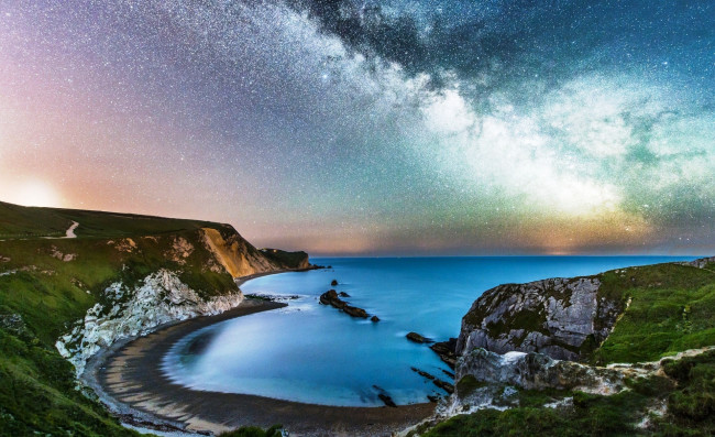 Обои картинки фото природа, побережье, море, берег, обрыв, камни, небо, звезды, млечный, путь