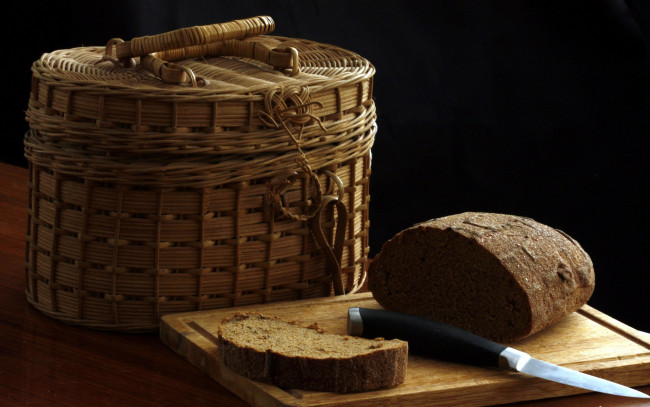 Обои картинки фото еда, хлеб,  выпечка, корзинка, ломоть, буханка, нож, доска