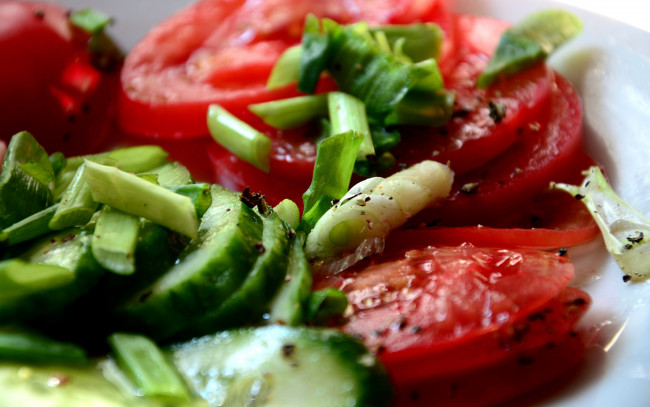 Обои картинки фото еда, салаты,  закуски, огурцы, салат, помидоры, зелень