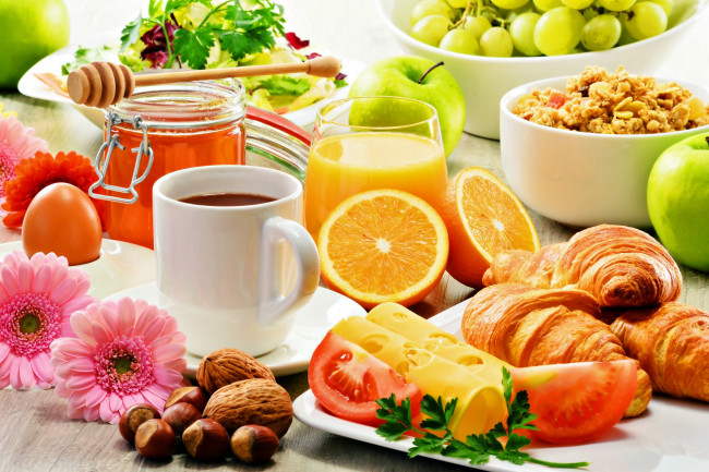 Обои картинки фото еда, разное, сок, круассаны, орехи, сыр, апельсины, мюсли, виноград, мед, кофе, томаты, помидоры