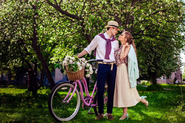 Обои картинки фото разное, мужчина женщина, цветы, весна, сад, корзинка, влюбленные, цветущее, дерево, велосипед