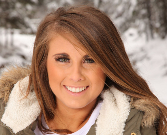 Обои картинки фото девушки, sarah macdonald , sarah james, лицо, улыбка, куртка, снег