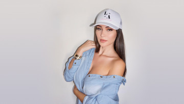 Картинка девушки jenna+jenovich кепка модель брюнетка простой+фон джинсовая+рубашка бейсболка макияж