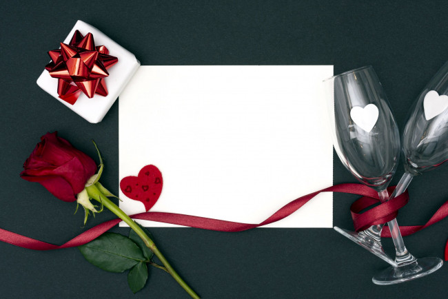 Обои картинки фото праздничные, день святого валентина,  сердечки,  любовь, роза, бокалы, подарок, сердечки