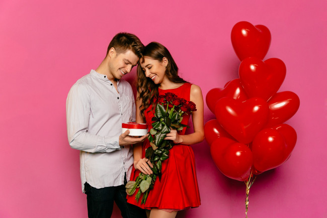 Обои картинки фото разное, мужчина женщина, влюбленные, подарок, розы, букет, шары