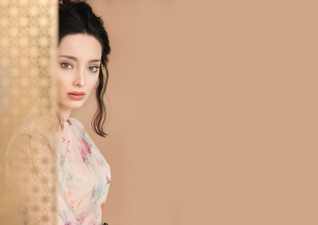 Обои картинки фото девушки, emma dumont, ширма, платье, брюнетка, актриса