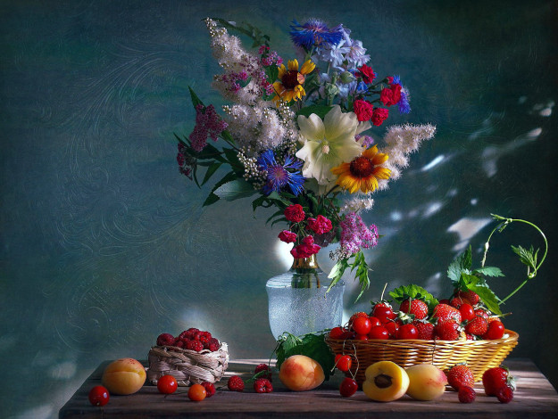 Обои картинки фото еда, фрукты,  ягоды, букет, цветы, малина, клубника, вишни, абрикосы