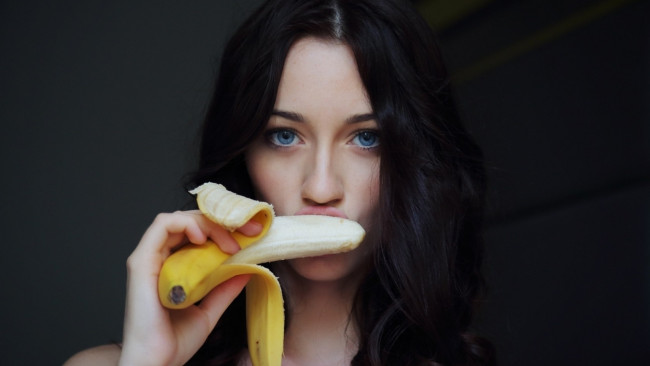 Обои картинки фото девушки, - лица,  портреты, брюнетка, банан