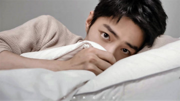 Картинка мужчины xiao+zhan актер свитер постель