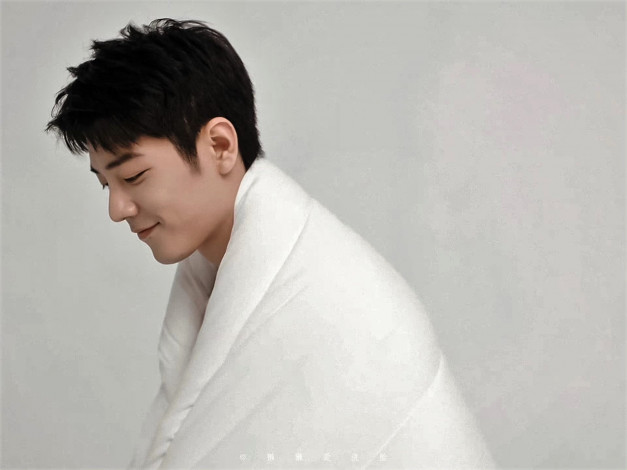 Обои картинки фото мужчины, xiao zhan, актер, одеяло