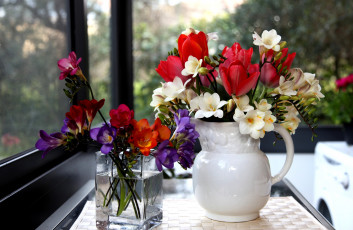 Картинка цветы букеты композиции кувшин фрезия тюльпаны