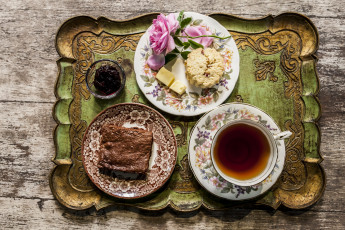 обоя еда, разное, поднос, блюдце, печенье, тарелка, роза, цветок, чай, напиток, шоколад