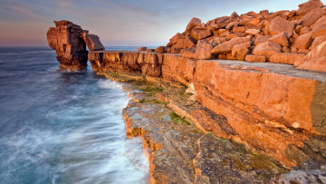 Картинка природа побережье берег волны прибой море скалы
