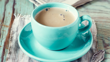 Картинка еда кофе +кофейные+зёрна пена напиток кружка салфетка стол блюдце