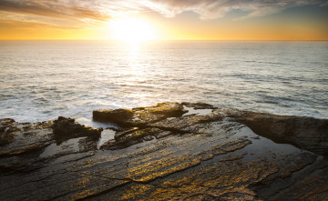 Картинка природа восходы закаты камни океан сияние солнце горизонт