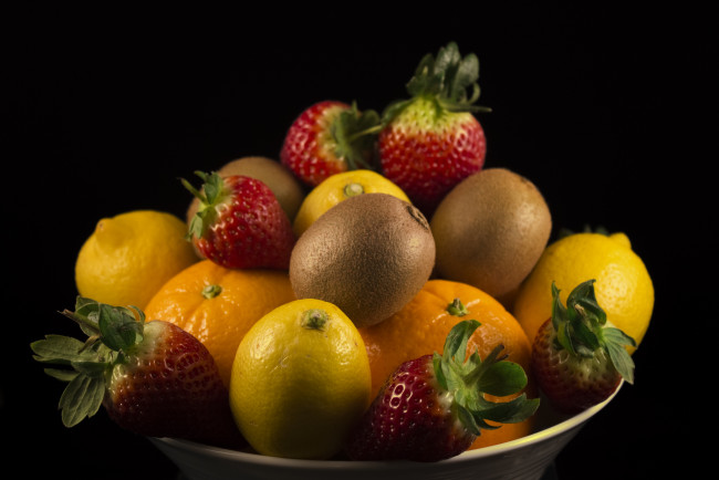 Обои картинки фото еда, фрукты,  ягоды, апельсин, киви, клубника