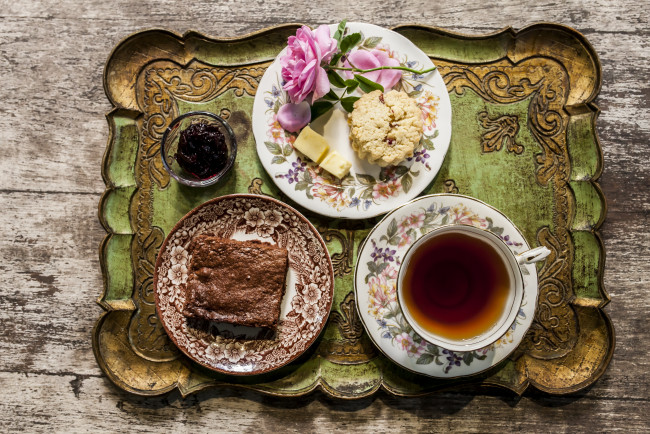 Обои картинки фото еда, разное, поднос, блюдце, печенье, тарелка, роза, цветок, чай, напиток, шоколад