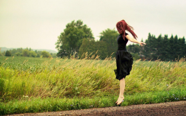 Обои картинки фото девушки, -unsort , рыжеволосые и другие, деревья, дорога, поле, рыжая, прыжок
