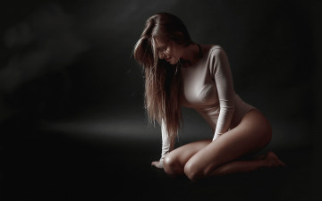 Картинка девушки -unsort+ брюнетки темноволосые на коленях длинные волосы темный фон