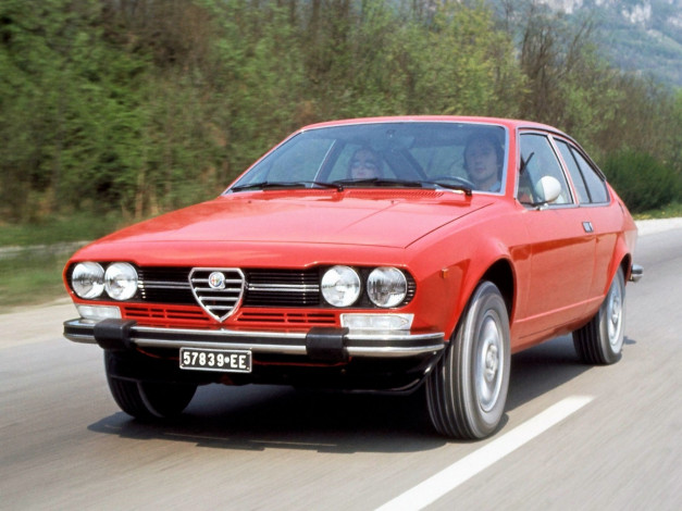 Обои картинки фото alfa romeo alfetta, автомобили, alfa romeo, красный, дорога