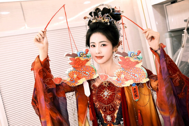 Обои картинки фото bai lu, девушки, - азиатки, актриса, наряд, дракончики